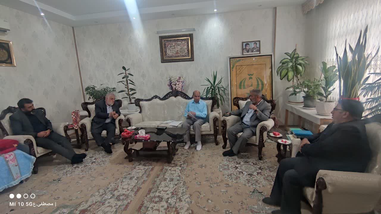 دیدار هیاتی از معاونت حقوقی و امور مجلس بنیاد با پدر شهیدان ملکی در شهرری